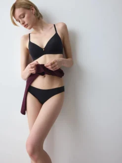 BODY MAKE-UP ESSENTIALS Tai knickers