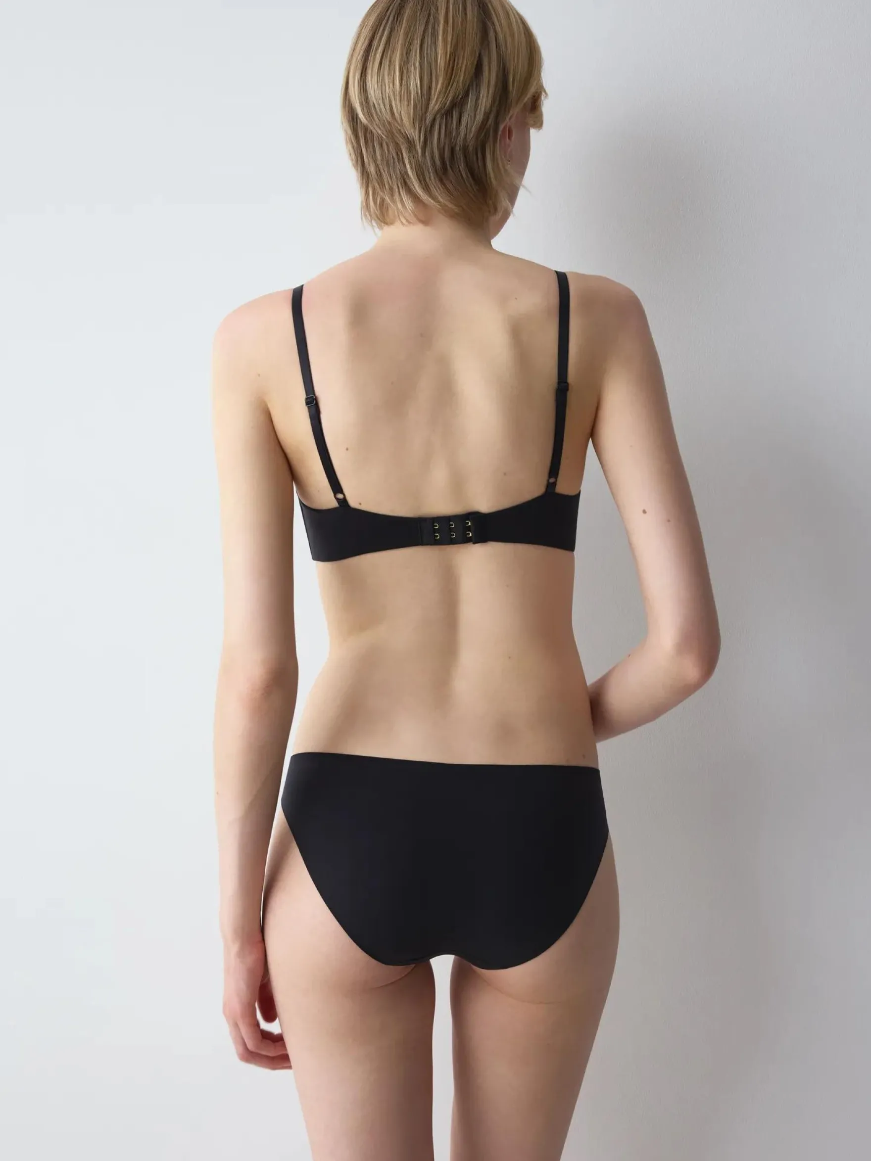 BODY MAKE-UP ESSENTIALS Tai knickers