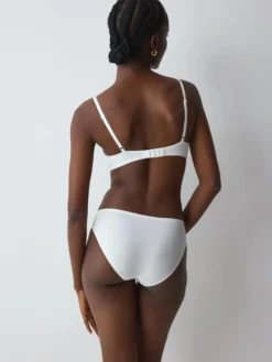 BODY MAKE-UP ESSENTIALS Wired bra