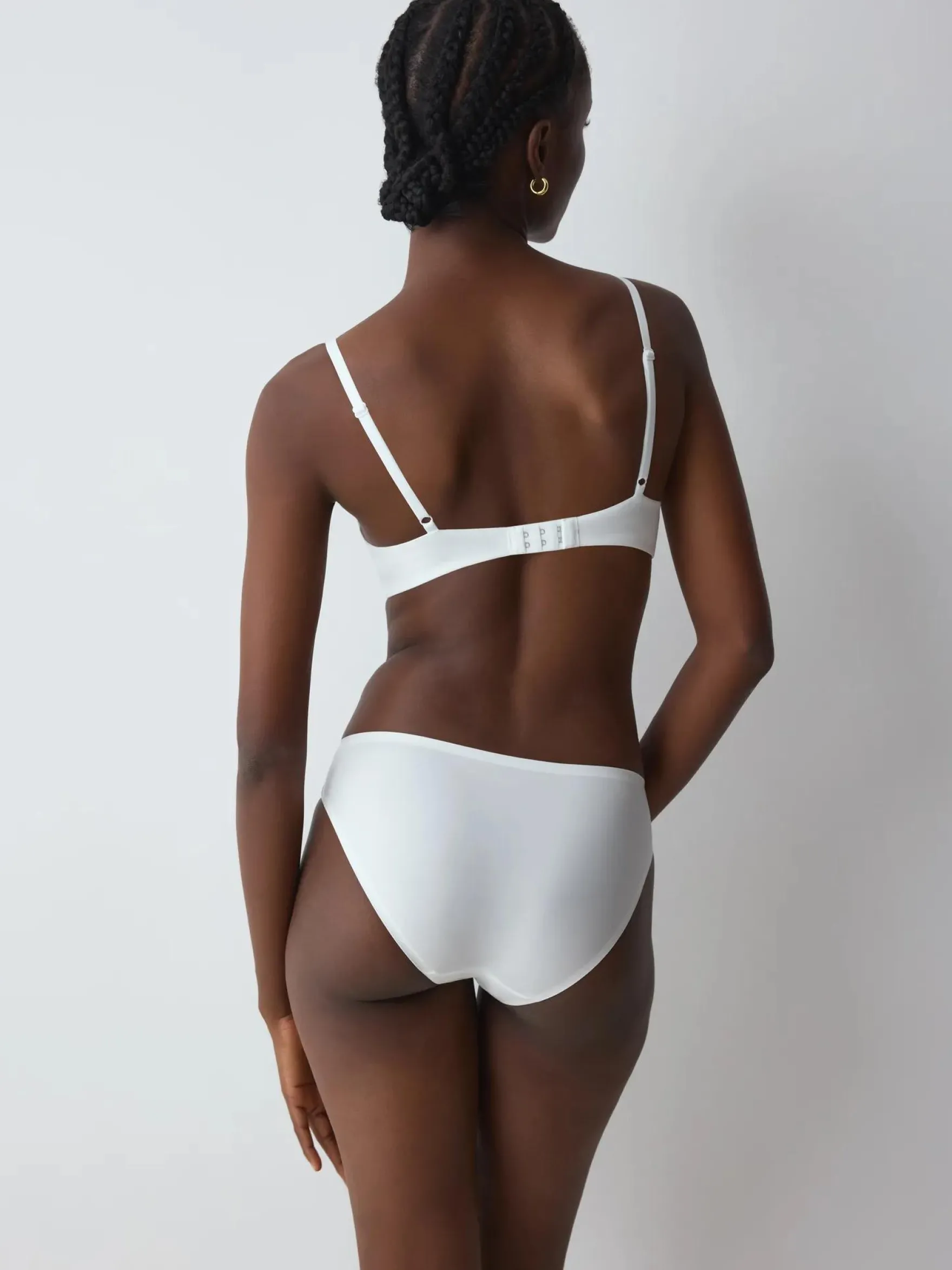 BODY MAKE-UP ESSENTIALS Wired bra