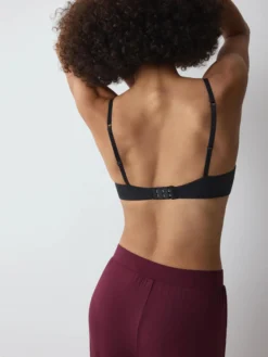 BODY MAKE-UP ESSENTIALS Wired padded bra